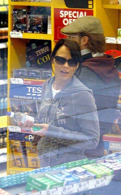 Kimberley_Walsh_Shopping_In_Manchester_180505_17.jpg