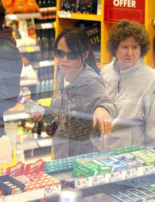 Kimberley_Walsh_Shopping_In_Manchester_180505_8.jpg