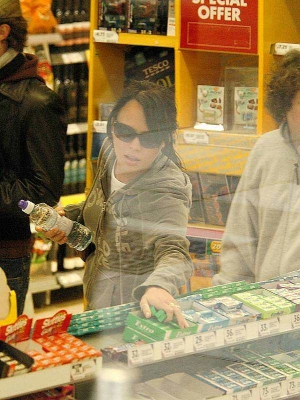 Kimberley_Walsh_Shopping_In_Manchester_180505_9.jpg