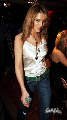 Girls_Aloud_leaving_the_Red_Dragon_FM_Welsh_Awards_03_03_05_28729.jpg