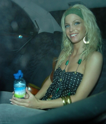 Sarah_Harding_leaving_Kabaret_nightclub_16_08_05_3.jpg