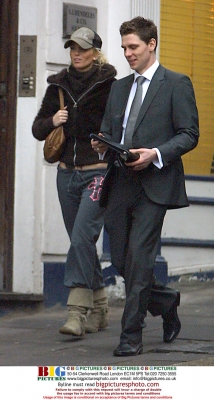 Sarah_Harding_out_house_hunting_in_London_310105_1.jpg