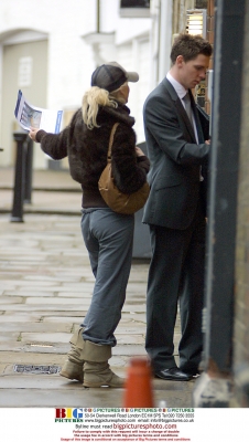 Sarah_Harding_out_house_hunting_in_London_310105_3.jpg