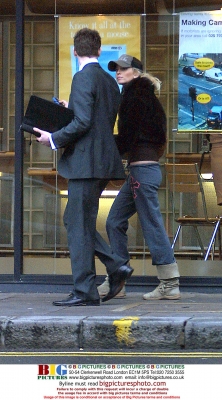 Sarah_Harding_out_house_hunting_in_London_310105_8.jpg