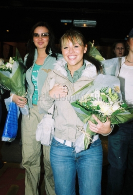 Girls_Aloud_arriving_in_Paris_to_promote_No_Good_Advice_04_04_03_4.jpg