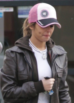 Cheryl_Tweedy_out_shopping_with_her_mum_01_03_05_28329.jpg