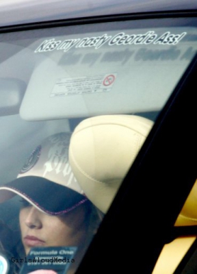 Cheryl_Tweedy_out_shopping_with_her_mum_01_03_05_28929.jpg