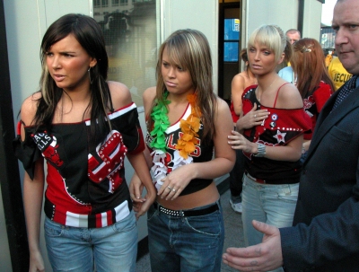 Girls_Aloud_before_the_live_gig_outside_Belfast_city_hall_170304_4.jpg