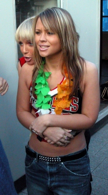 Girls_Aloud_before_the_live_gig_outside_Belfast_city_hall_170304_9.jpg