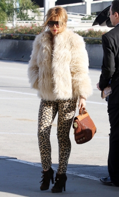 Cheryl_Cole_arriving_at_LAX_10_12_11_1.jpg