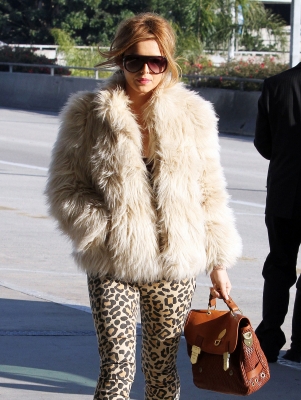 Cheryl_Cole_arriving_at_LAX_10_12_11_4.jpg