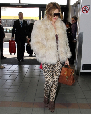 Cheryl_Cole_arriving_at_LAX_10_12_11_5.jpg