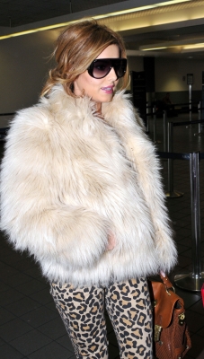 Cheryl_Cole_arriving_at_LAX_10_12_11_6.jpg