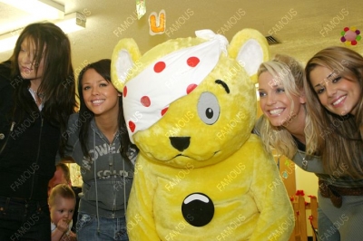 Girls_Aloud_Visiting_Leeds_General_Infirmary_041104_18.jpg