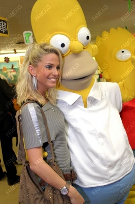 Girls_Aloud_Visiting_Leeds_General_Infirmary_041104_19.jpg
