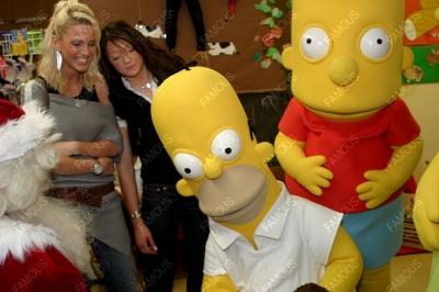 Girls_Aloud_Visiting_Leeds_General_Infirmary_041104_21.jpg