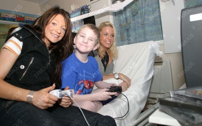 Girls_Aloud_Visiting_Leeds_General_Infirmary_041104_24.jpg