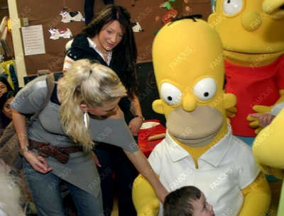 Girls_Aloud_Visiting_Leeds_General_Infirmary_041104_6.jpg