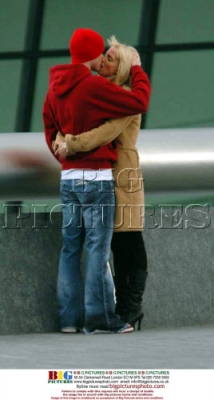 Sarah_Harding_and_Mikey_Green_having_a_stroll_in_London_290204_5.jpg