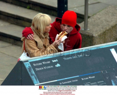 Sarah_Harding_and_Mikey_Green_having_a_stroll_in_London_290204_6.jpg