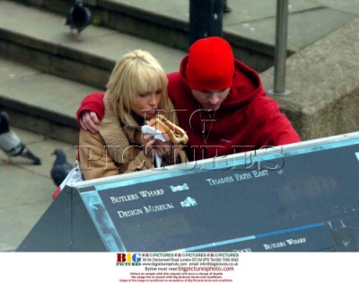 Sarah_Harding_and_Mikey_Green_having_a_stroll_in_London_290204_8.jpg