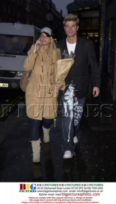 Sarah_Shopping_With_Mikey_Green_171103_11.jpg