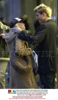 Sarah_Shopping_With_Mikey_Green_171103_8.jpg