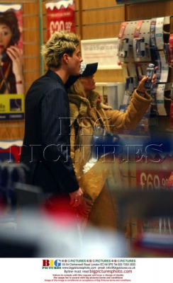Sarah_Shopping_With_Mikey_Green_17_11_03_28229.jpg