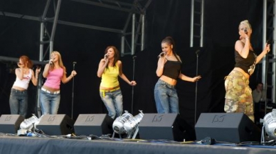 Girls_Aloud_performing_at_Princes_Polo_Concert_Windsor_250503_33.jpg