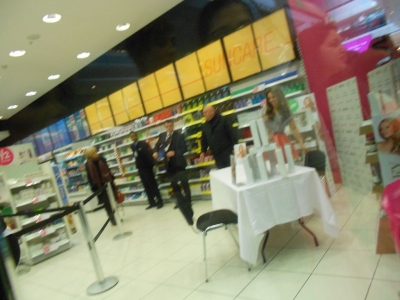 Kimberley_with_a_fan_at_her_signing_today_20_02_12_28529.jpeg