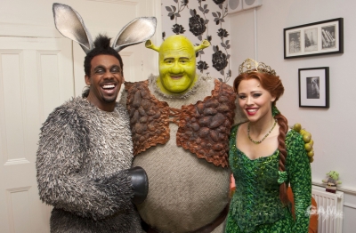 Kimberley_with_the_new_cast_of_Shrek_the_Musical_29_02_12_28329.jpg