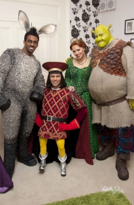 Kimberley_with_the_new_cast_of_Shrek_the_Musical_29_02_12_28429.jpg