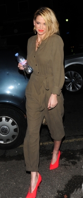 Sarah_and_Kimberley_leaving_Shrek_the_Musical_27_01_12_283929.jpg