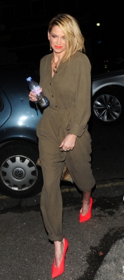 Sarah_and_Kimberley_leaving_Shrek_the_Musical_27_01_12_284029.jpg