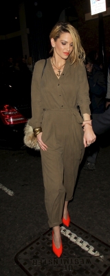 Sarah_and_Kimberley_leaving_Shrek_the_Musical_27_01_12_285329.jpg