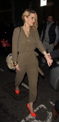 Sarah_and_Kimberley_leaving_Shrek_the_Musical_27_01_12_285529.jpg