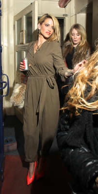 Sarah_and_Kimberley_leaving_Shrek_the_Musical_27_01_12_285729.jpg