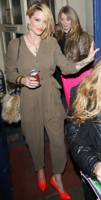 Sarah_and_Kimberley_leaving_Shrek_the_Musical_27_01_12_286429.jpg