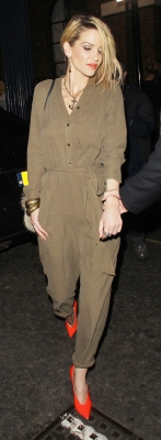Sarah_and_Kimberley_leaving_Shrek_the_Musical_27_01_12_288729.jpg