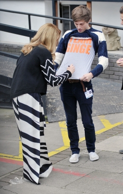 Nicola_Roberts_leaving_the_ITV_studios_11_01_12_28529.jpg