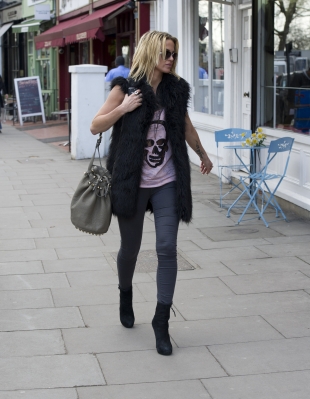 Sarah___Steve_Jones_leaving_her_house_in_Primrose_08_03_12_281529.jpg