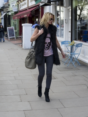 Sarah___Steve_Jones_leaving_her_house_in_Primrose_08_03_12_28529.jpg