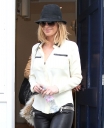 Sarah_Harding_heads_off_to_an_office_meeting_13_01_12_281029.JPG