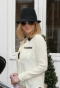 Sarah_Harding_heads_off_to_an_office_meeting_13_01_12_283329.JPG