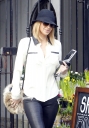 Sarah_Harding_heads_off_to_an_office_meeting_13_01_12_28429.JPG