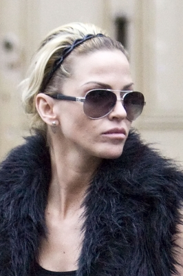 Sarah_Harding_leaving_a_coffee_place_28_02_12_281029.jpg