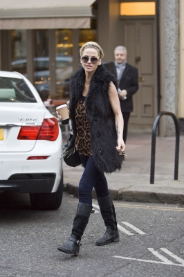 Sarah_Harding_leaving_a_coffee_place_28_02_12_281429.jpg