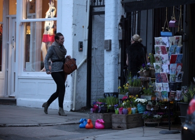 Sarah_Harding_leaving_a_coffee_place_28_02_12_283229.jpg