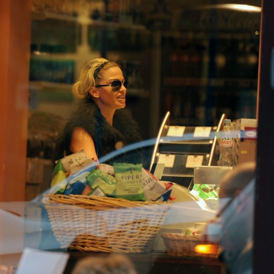 Sarah_Harding_leaving_a_coffee_place_28_02_12_283429.jpg