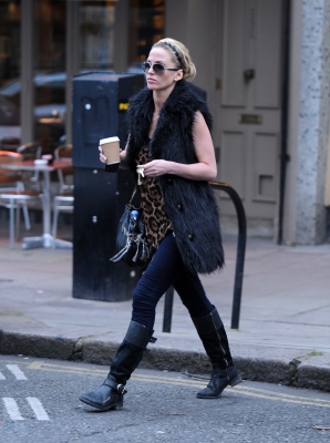 Sarah_Harding_leaving_a_coffee_place_28_02_12_283829.jpg